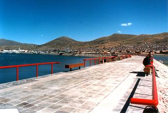 Malecon a orillas del Lago Titicaca Puno